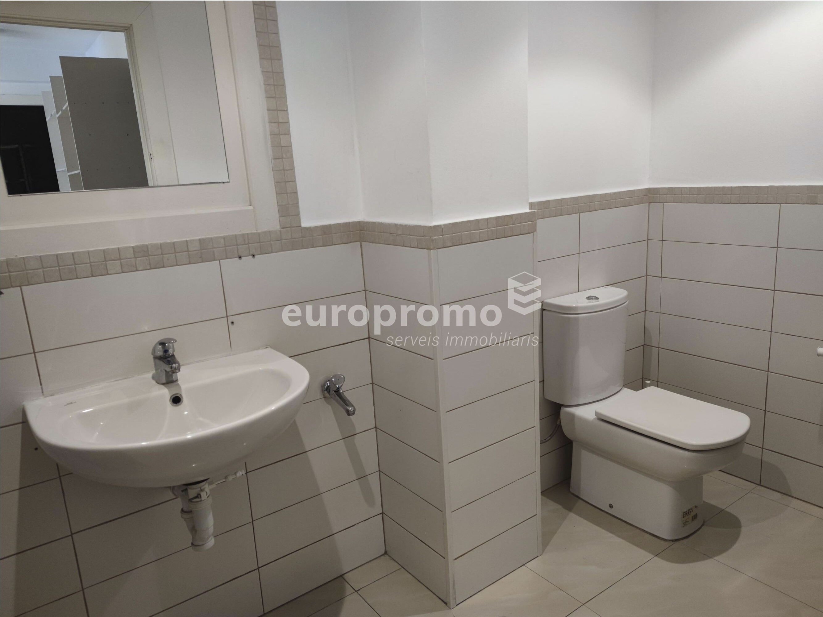 Local comercial de 116 m2 a la zona de l'Eixample!